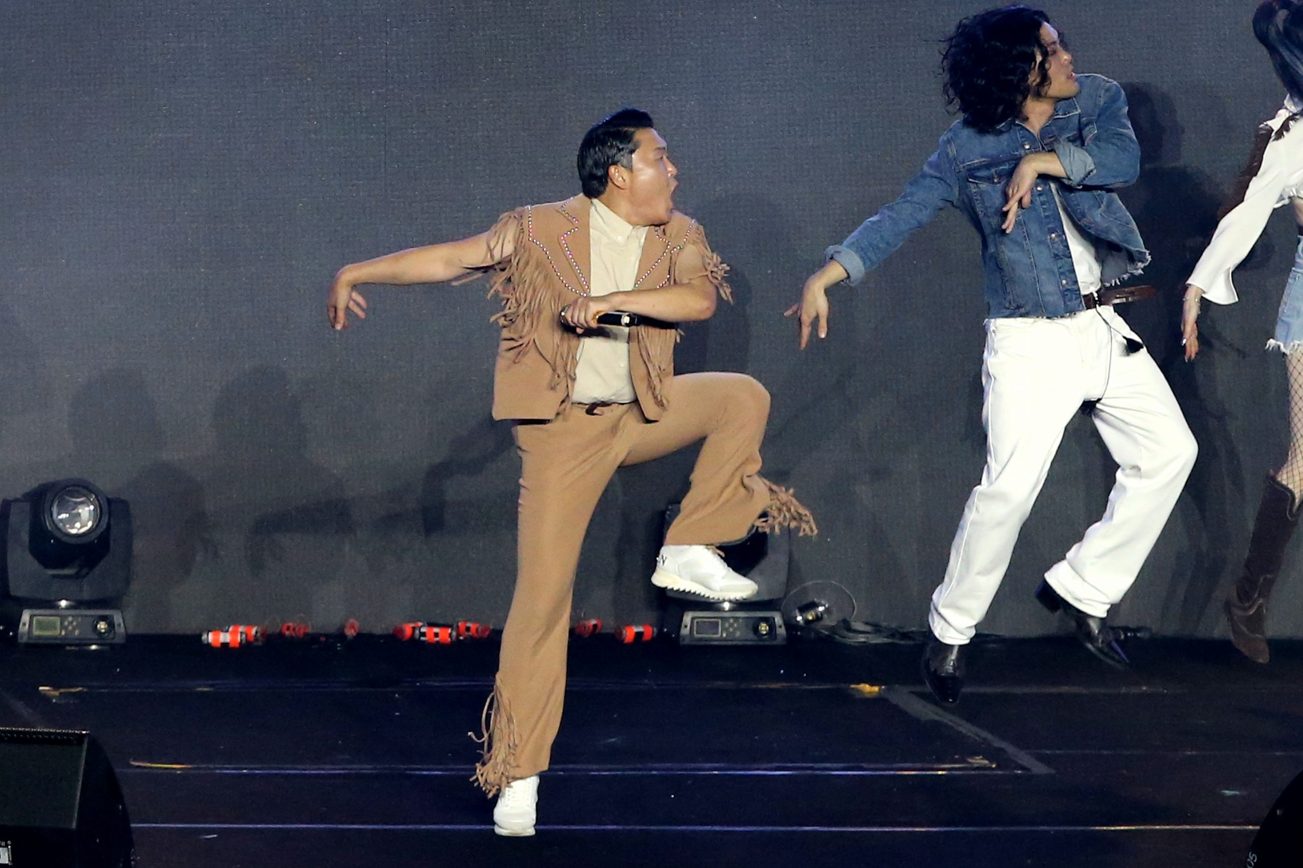 PSY旋风来马亮相24分钟  直呼想在大马开个唱