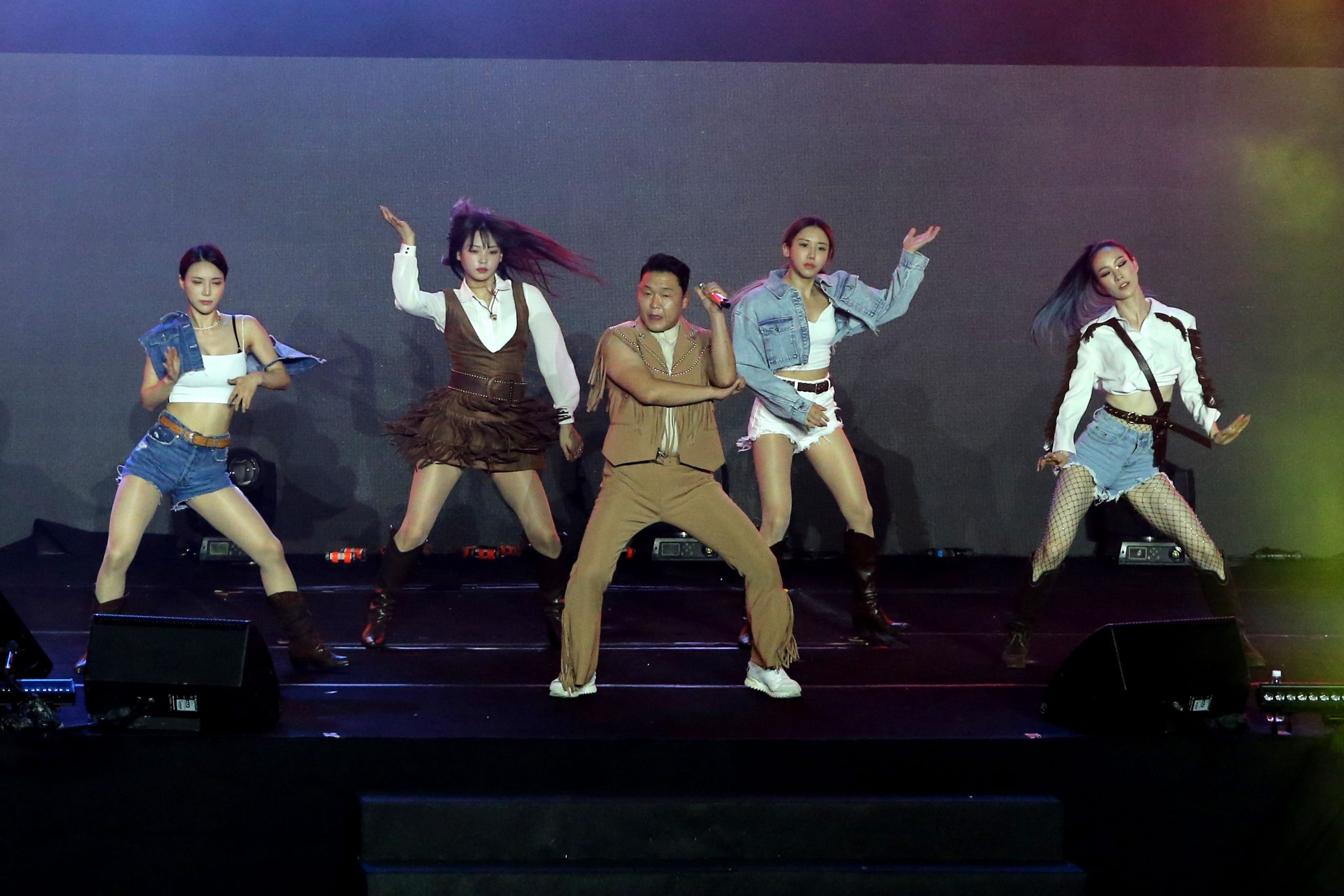 PSY旋风来马亮相24分钟  直呼想在大马开个唱