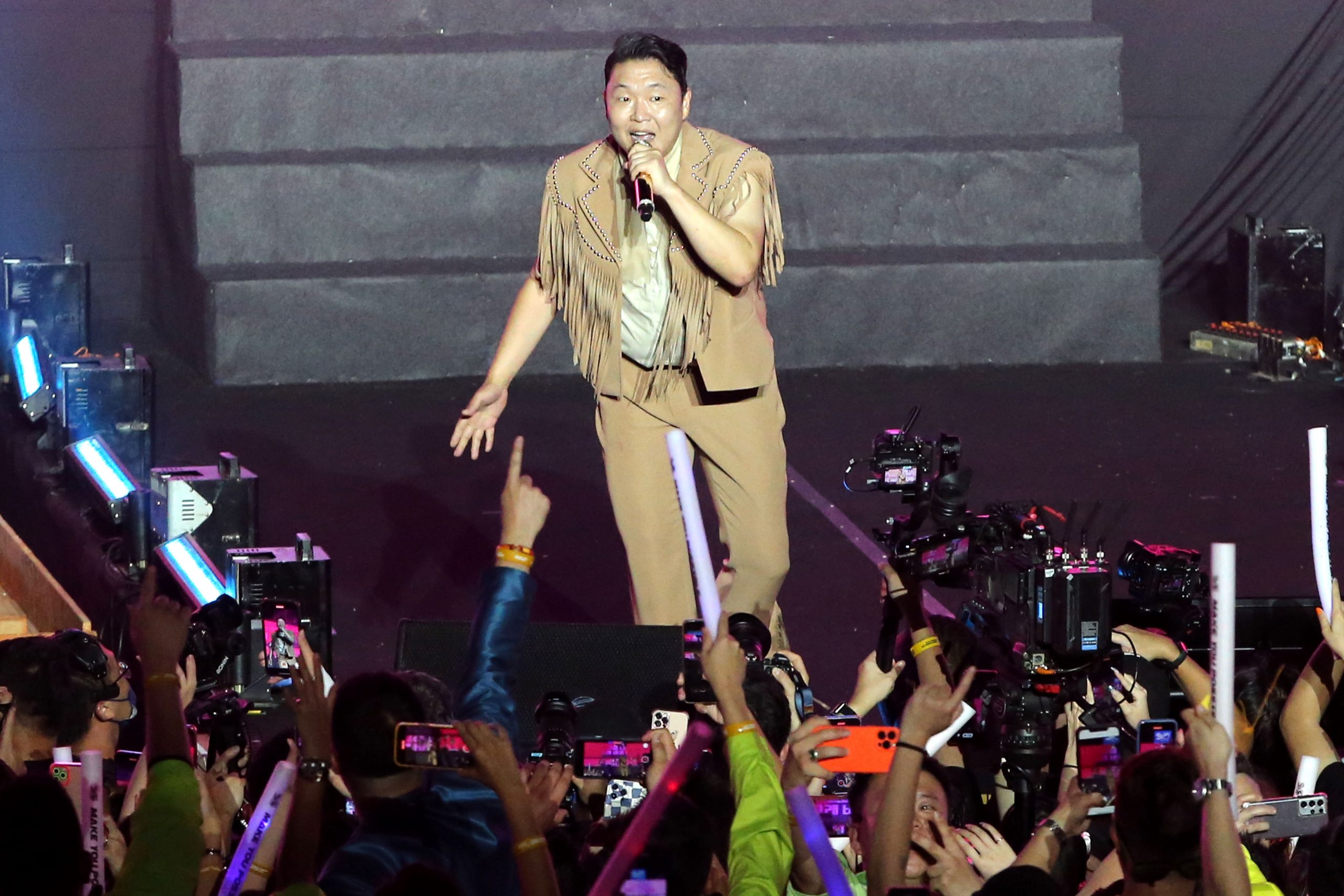 PSY旋风来马亮相24分钟  直呼想在大马开个唱