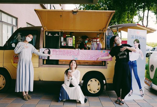 S.H.E合体送惊喜餐车 Ella生日哭出表情包