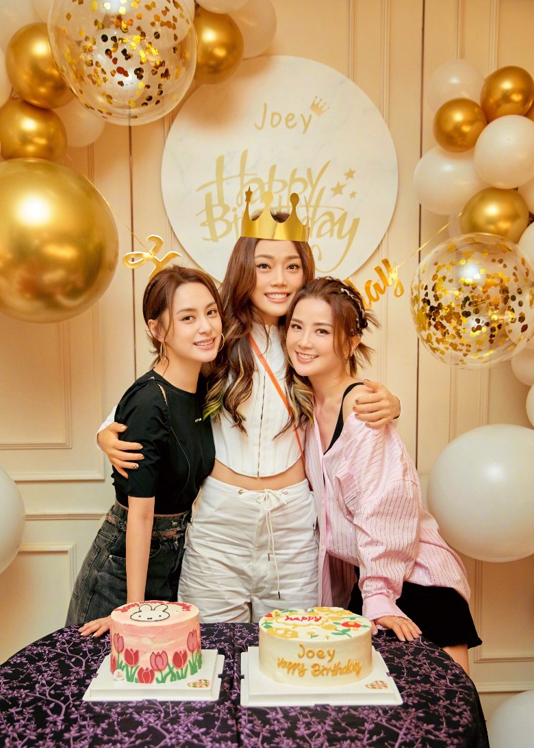 Twins合体贺容祖儿生日 阿Sa“报仇”抢吹蜡烛
