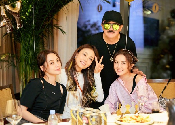 Twins合体贺容祖儿生日 阿Sa“报仇”抢吹蜡烛