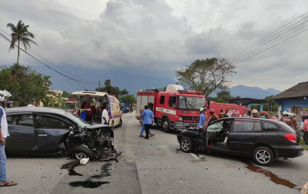 4车连环撞 1华男身亡 2人受伤