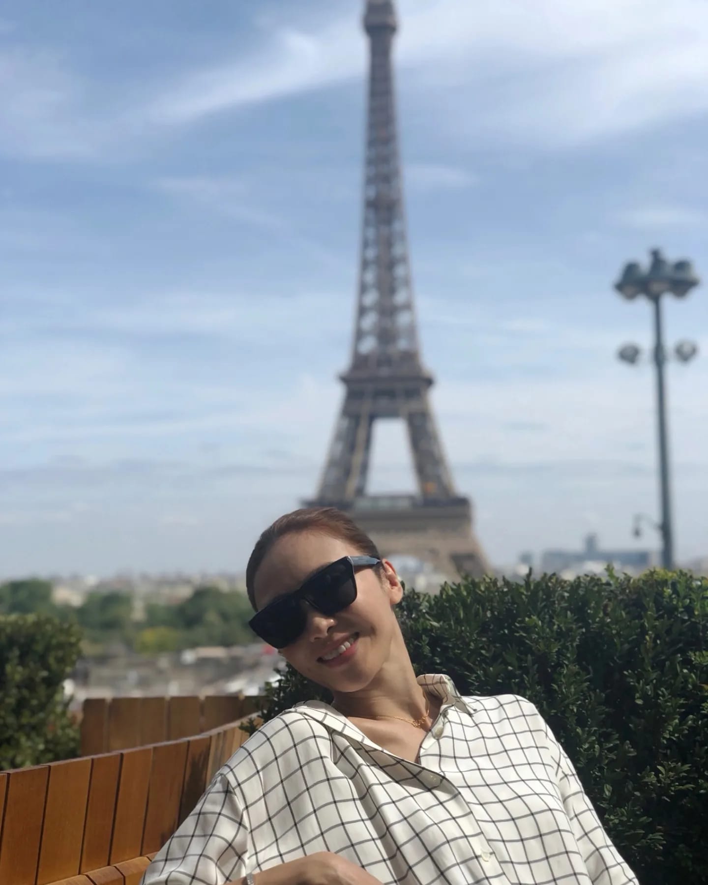 50岁黎姿巴黎度假逆龄似少女　性感出镜竟暴瘦见骨