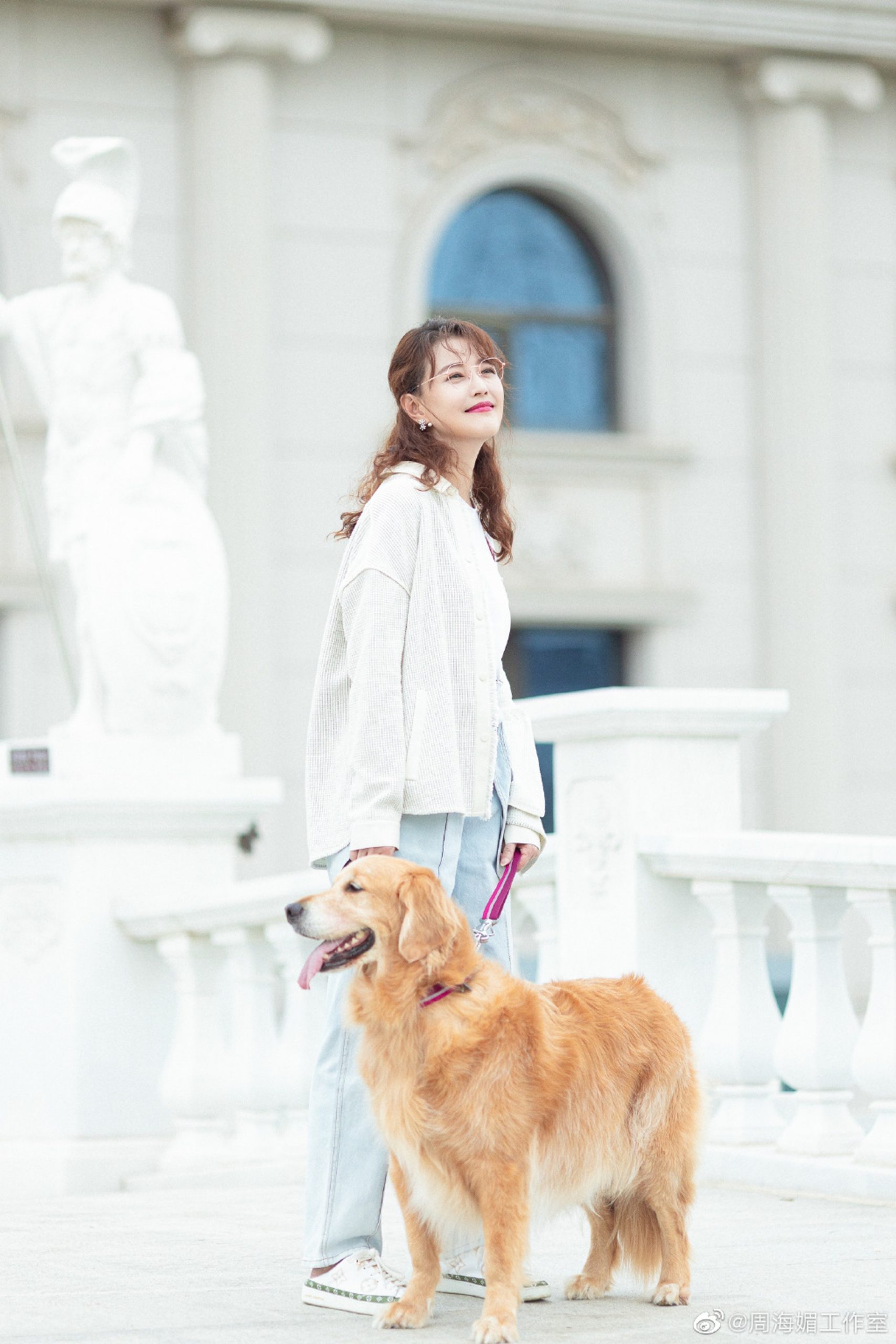 55岁周海媚被喊话生孩子  霸气回怼：我家没王位要继承