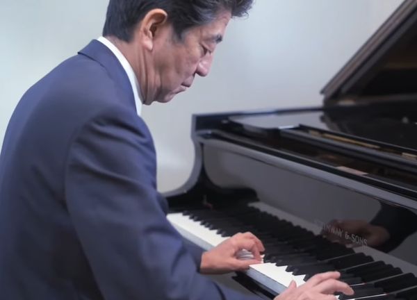 60年没碰琴!安倍平安夜弹奏311赈灾曲《花正在开》 网看影片泪崩