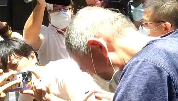 6旬翁疑妻出轨勒毙妻 伴尸8小时刺杀情夫