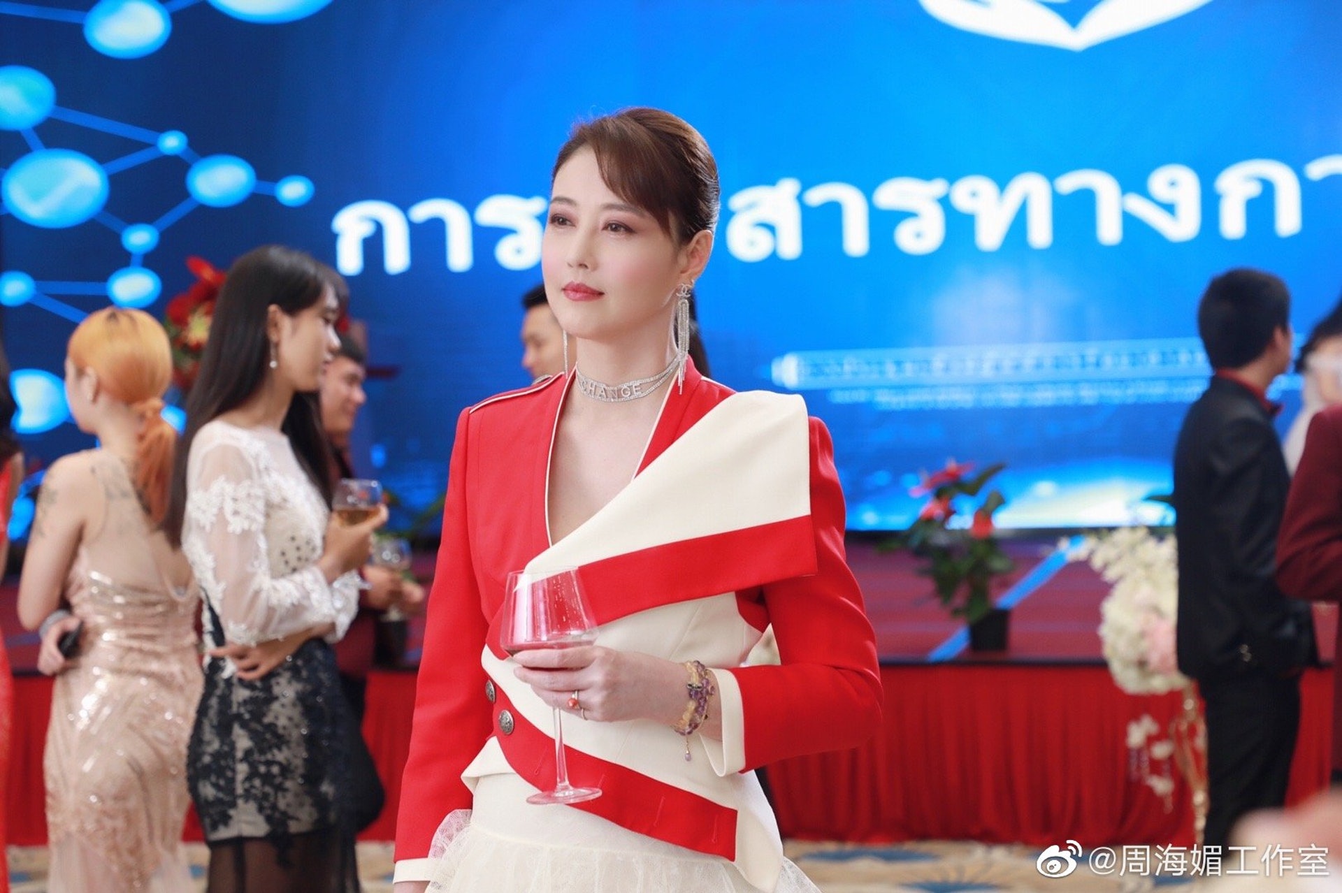 呻TVB很抠不出钱请替身 周海媚“跳楼”自己来