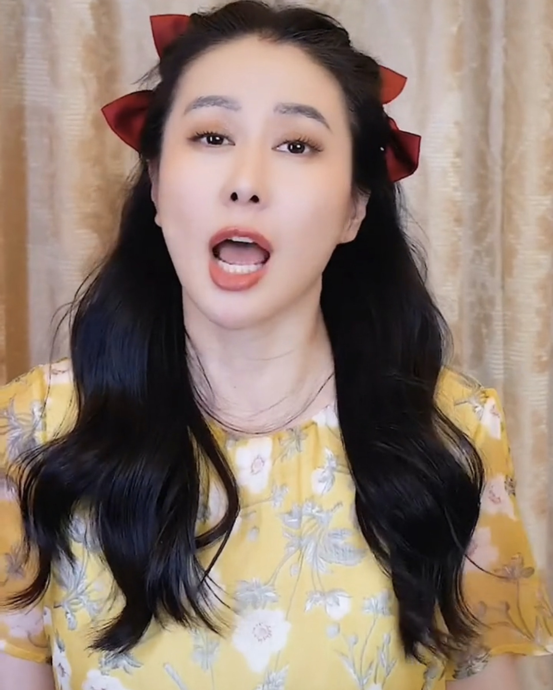 大妈霸占赛车场跳广场舞 叶璇斥扰民:该惩处