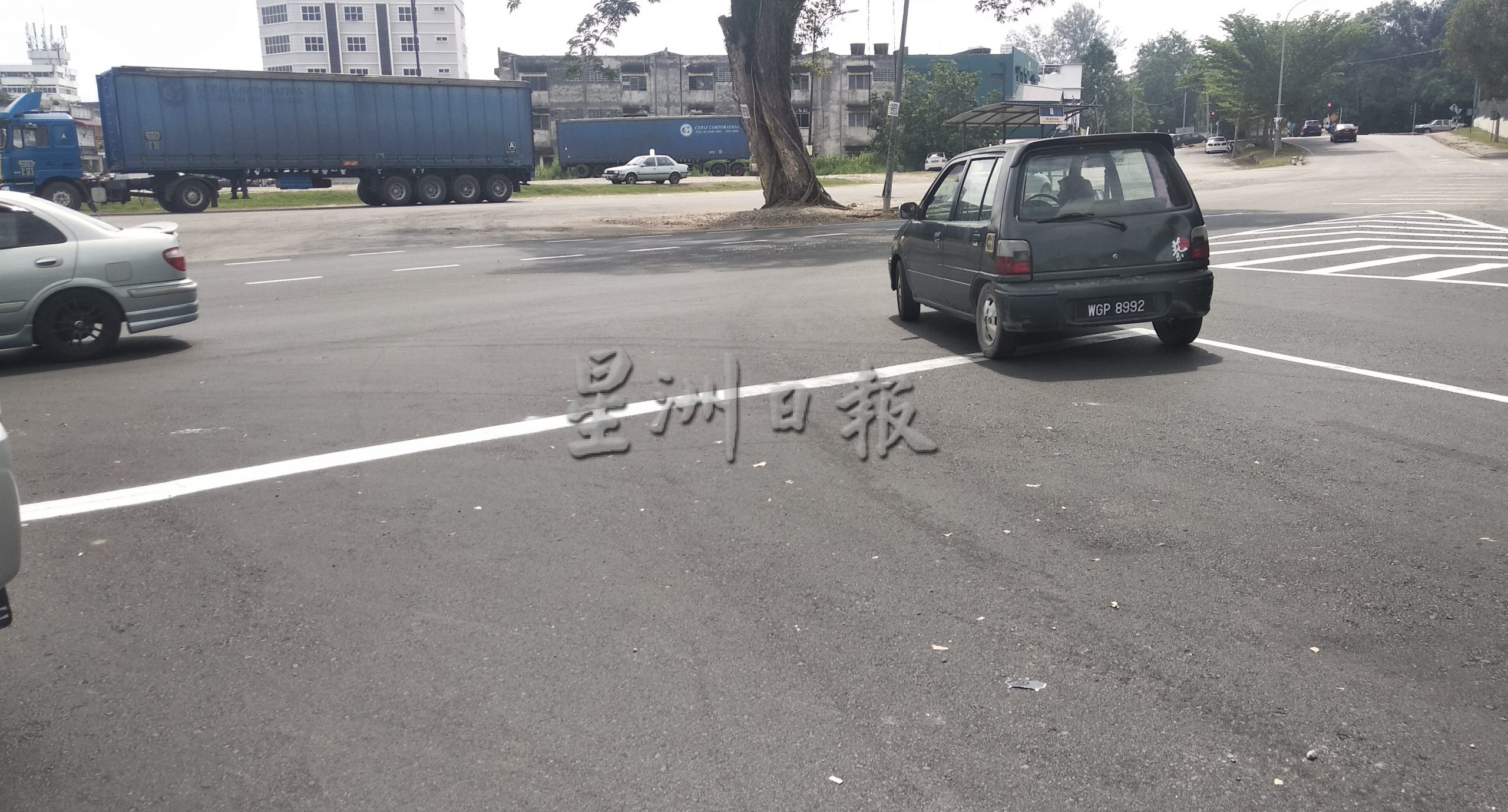 文德甲柏格里灵路 衔接路口处重铺沥青