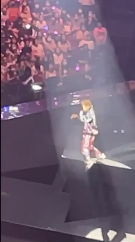  ​MIRROR演唱会险象环生 Frankie踩空摔落吓坏全场	