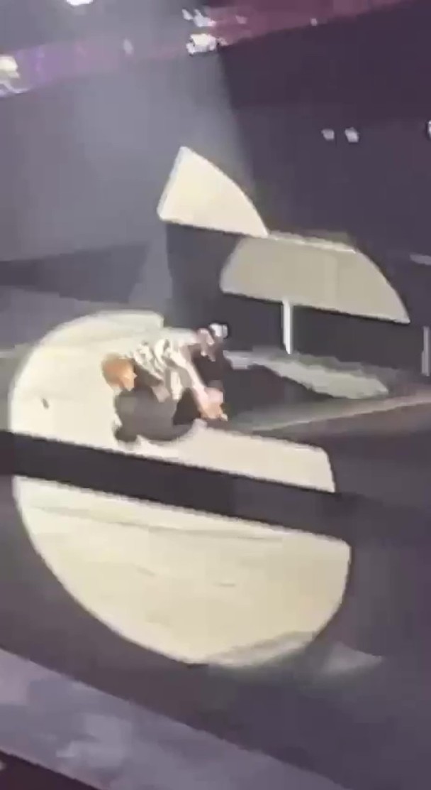  ​MIRROR演唱会险象环生 Frankie踩空摔落吓坏全场	