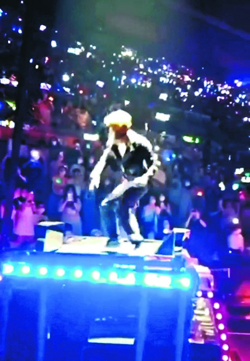  ​MIRROR演唱会险象环生 Frankie踩空摔落吓坏全场	