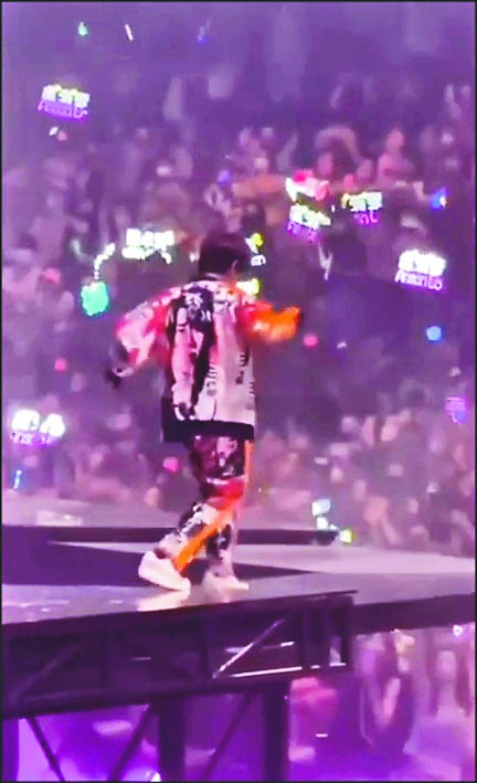  ​MIRROR演唱会险象环生 Frankie踩空摔落吓坏全场	