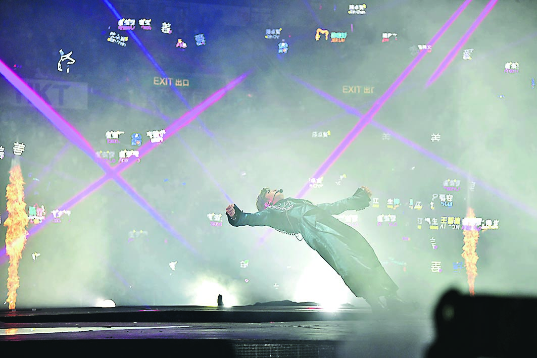  ​MIRROR演唱会险象环生 Frankie踩空摔落吓坏全场	