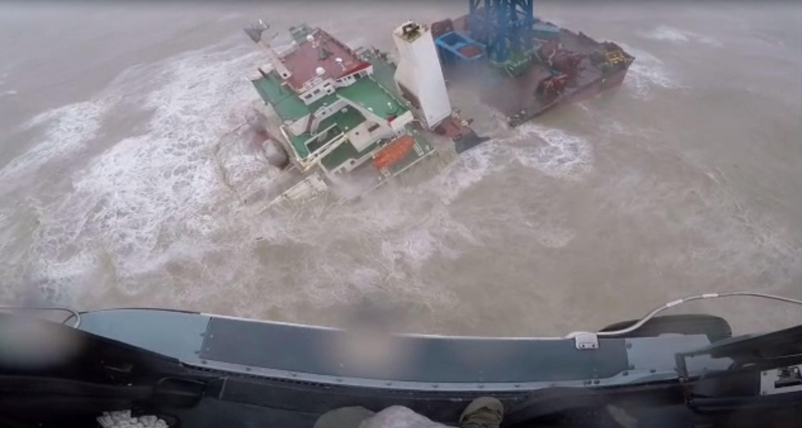 “你是我们唯一的希望〞遇风浪沉没工程船求救录音曝光