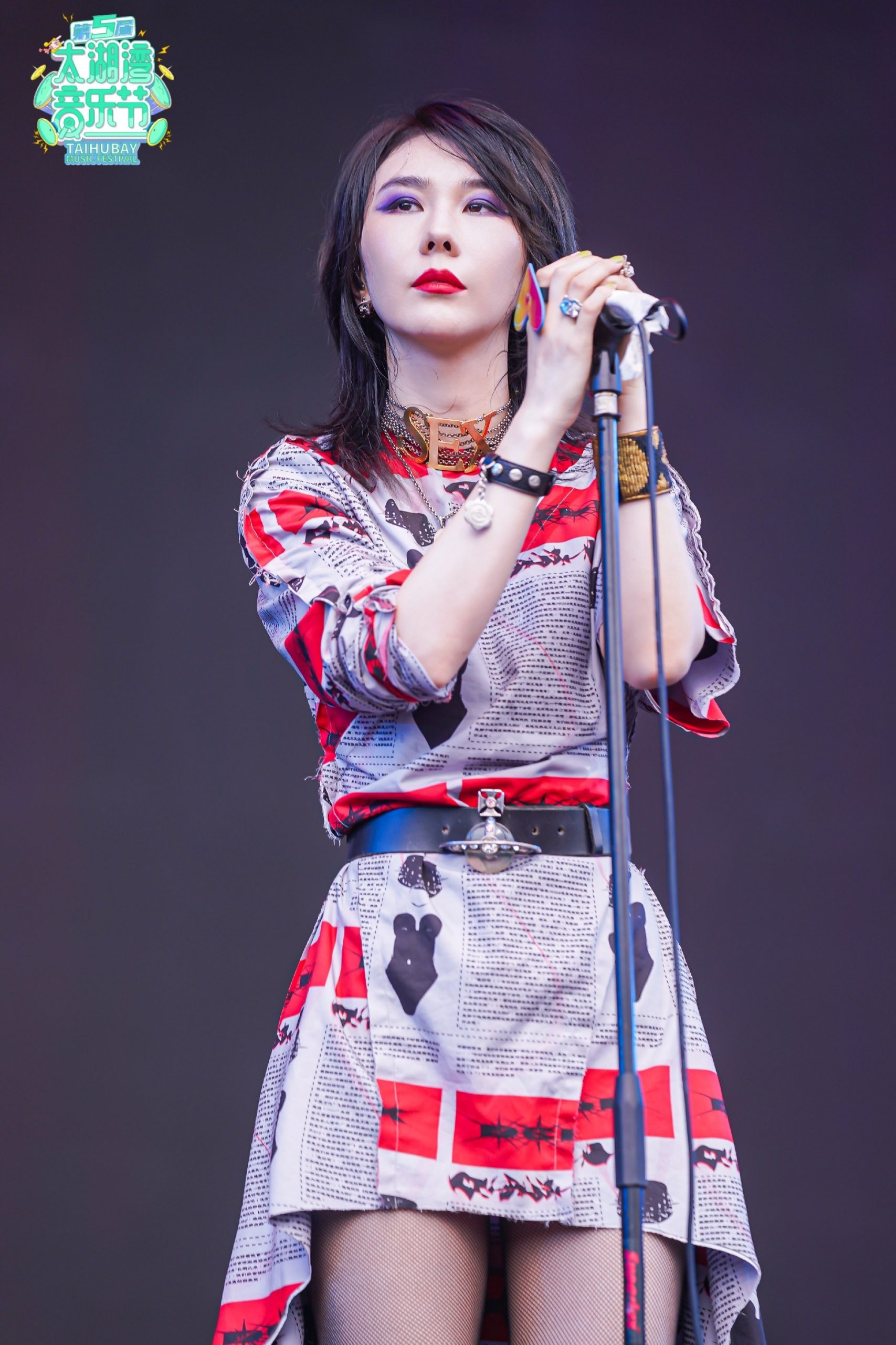 《乘风》姐姐室内吸烟惹争议 网歪楼明星用65仙打火机