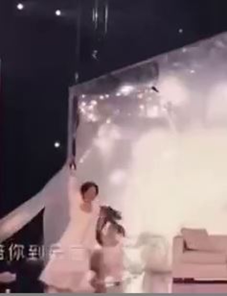 《乘风破浪》|黄奕吊钢丝失手坠落 惊悚画面曝光