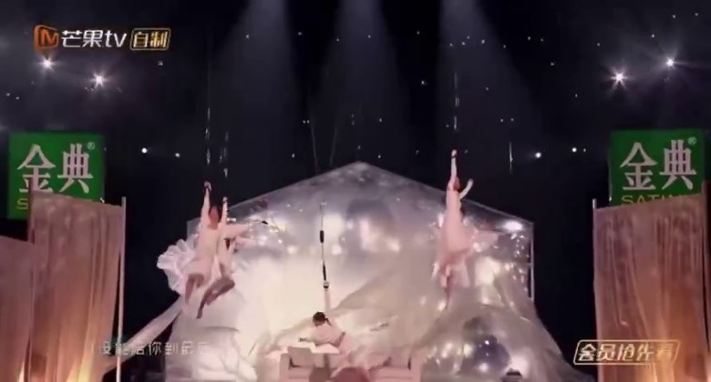 《乘风破浪》|黄奕吊钢丝失手坠落 惊悚画面曝光