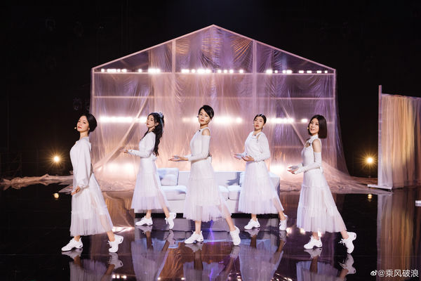 《乘风破浪》|黄奕吊钢丝失手坠落 惊悚画面曝光