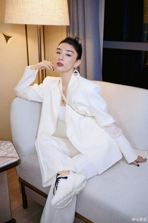 《乘风破浪》|黄奕吊钢丝失手坠落 惊悚画面曝光