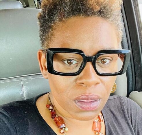 《猫王艾维斯》女歌手家中暴毙 年幼孩子求救邻居	