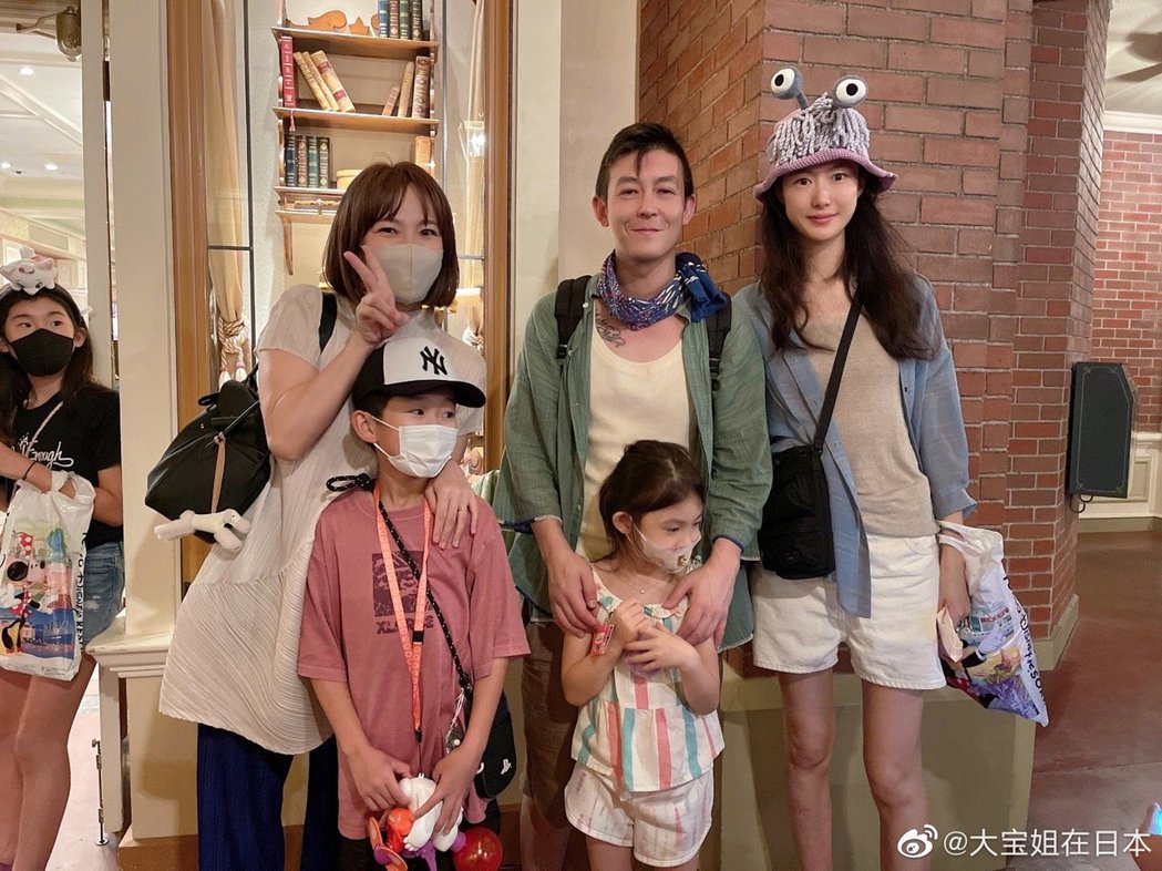 一家三口游日本被偶遇 41岁陈冠希脸垮泄法令纹	