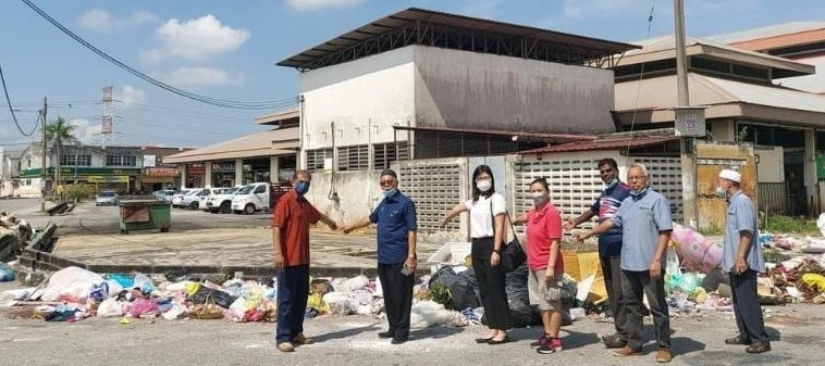 万合花园巴刹 成公共垃圾场