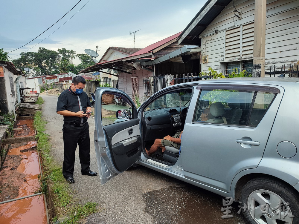 不适求助邻居 来不及送入院  独居老翁车内猝死