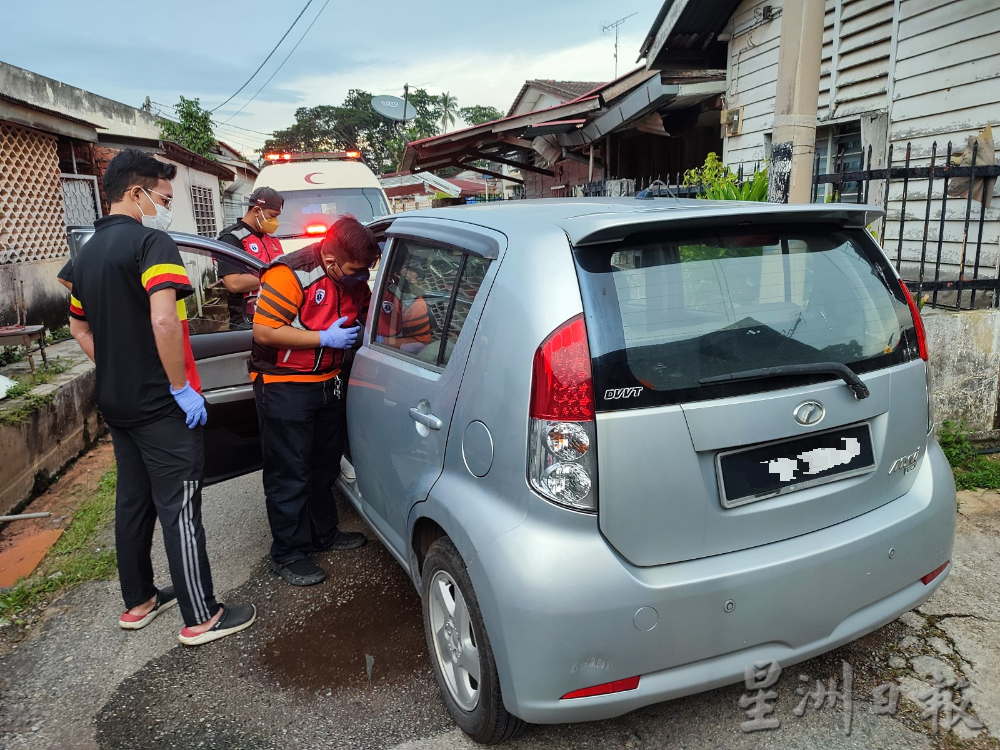 不适求助邻居 来不及送入院  独居老翁车内猝死
