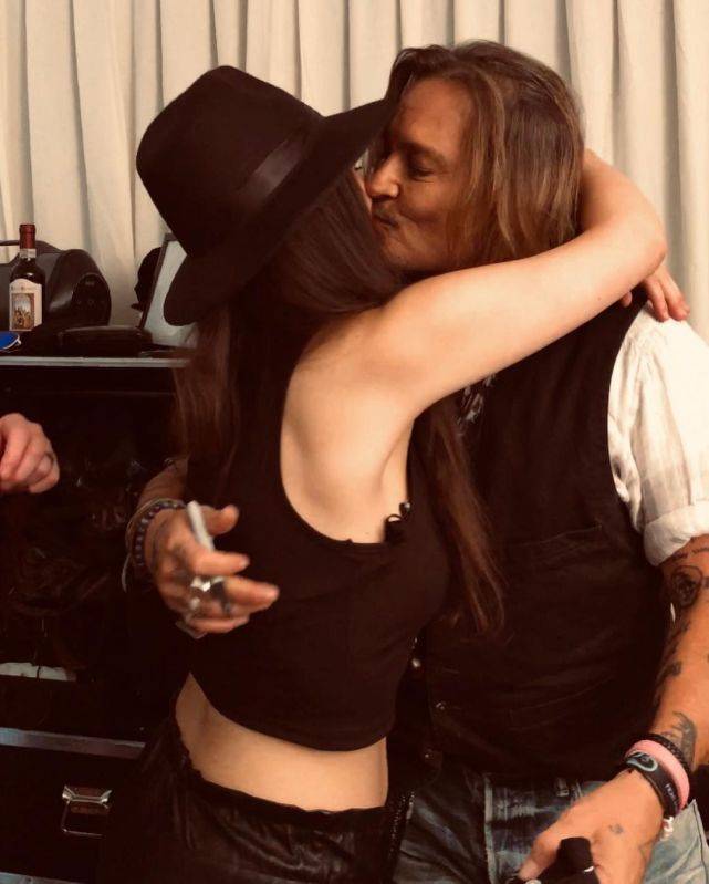 与意大利女网红嘴对嘴亲吻 尊尼特普被亏心宽体胖