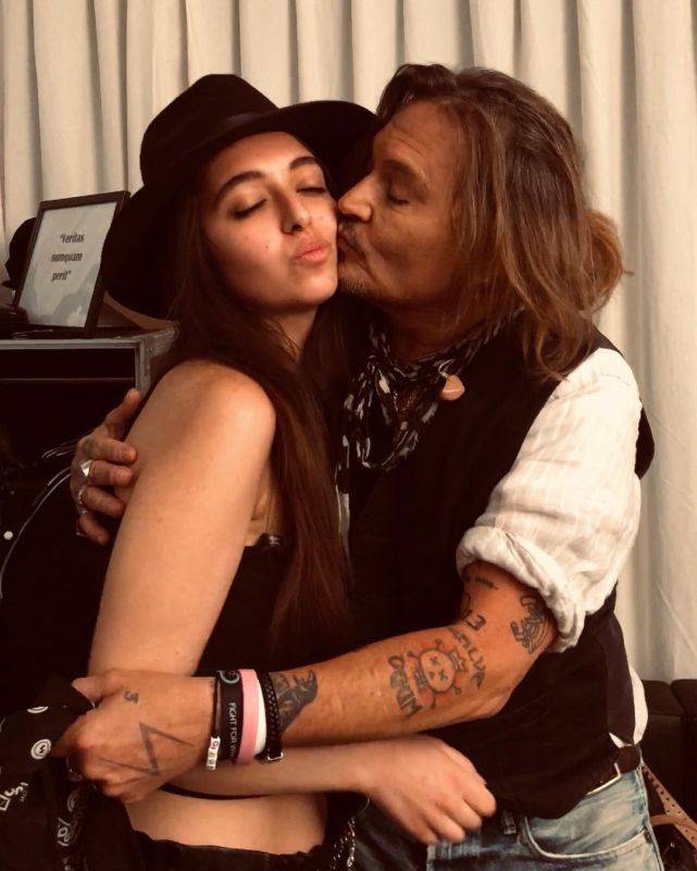 与意大利女网红嘴对嘴亲吻 尊尼特普被亏心宽体胖