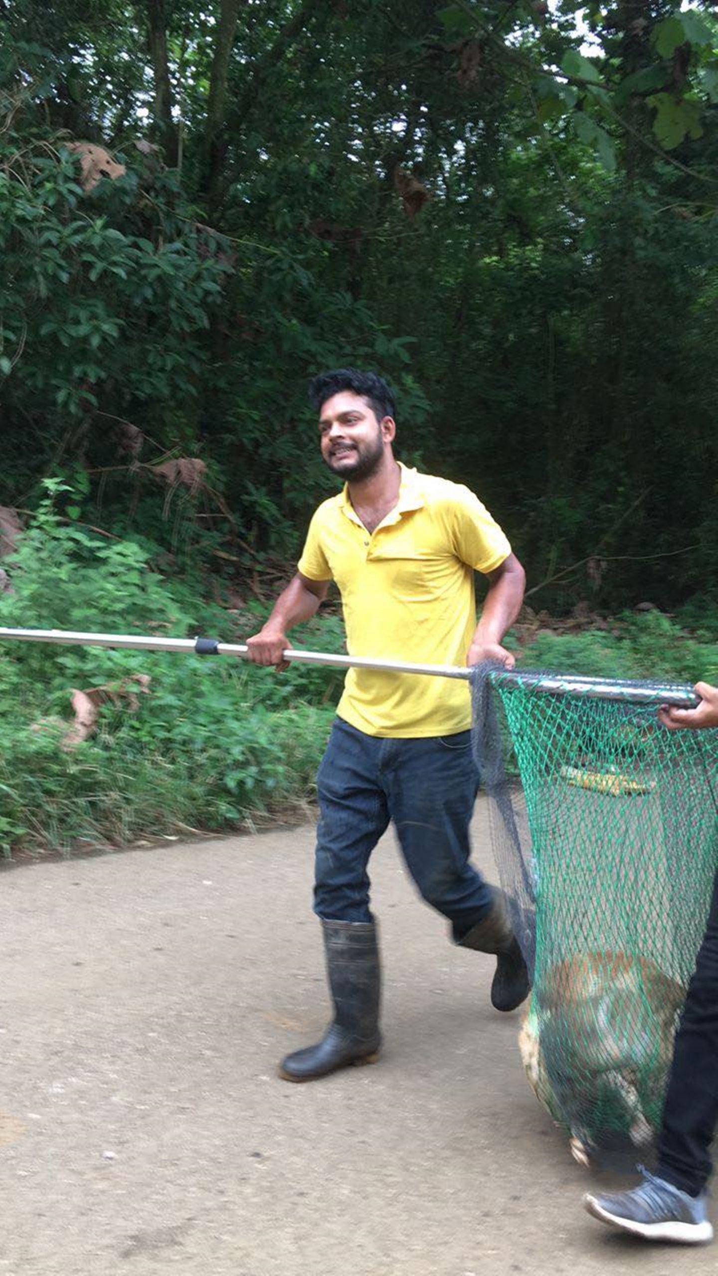 东10头:塑料桶套头6天无法进食,爱护动物组织联手拯救陷困流浪狗。