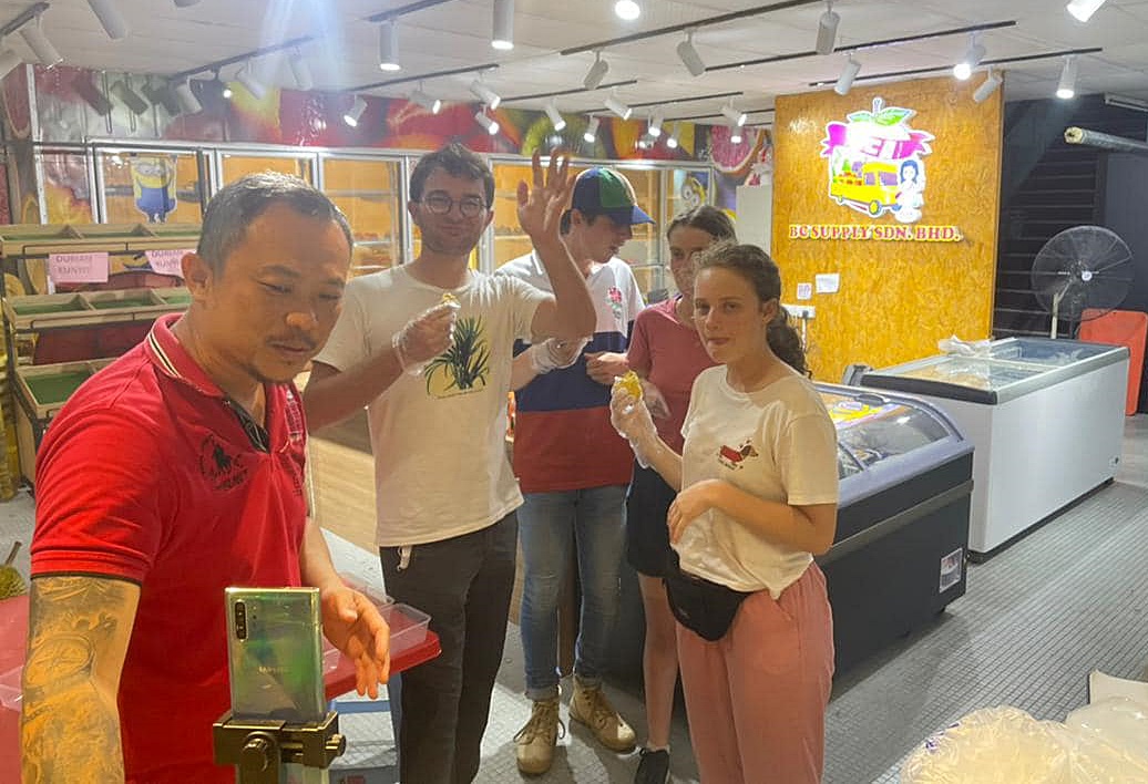 东:“坤玉榴梿”带动网购平台及快递服务。