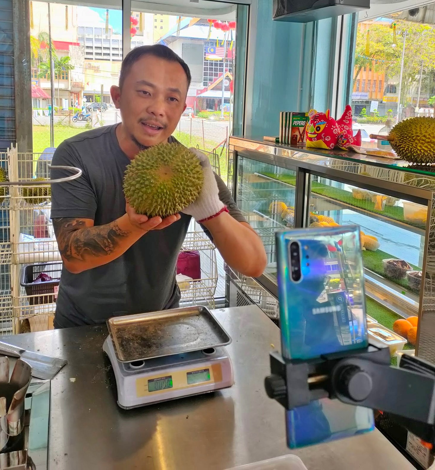 东:“坤玉榴梿”带动网购平台及快递服务。