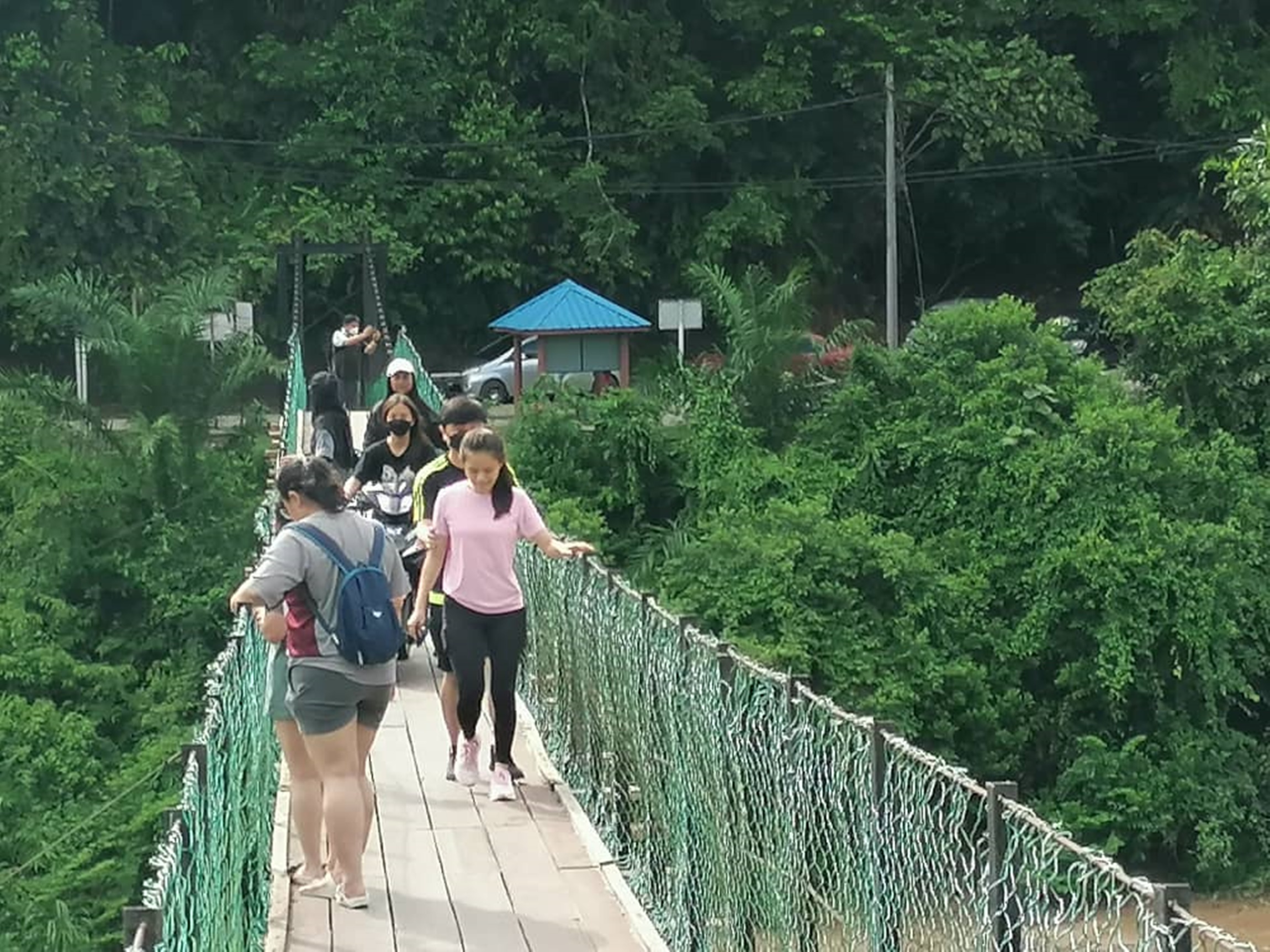 东封底:回历元旦连假带动观光活动,关丹、林明旅游景点人潮热闹。