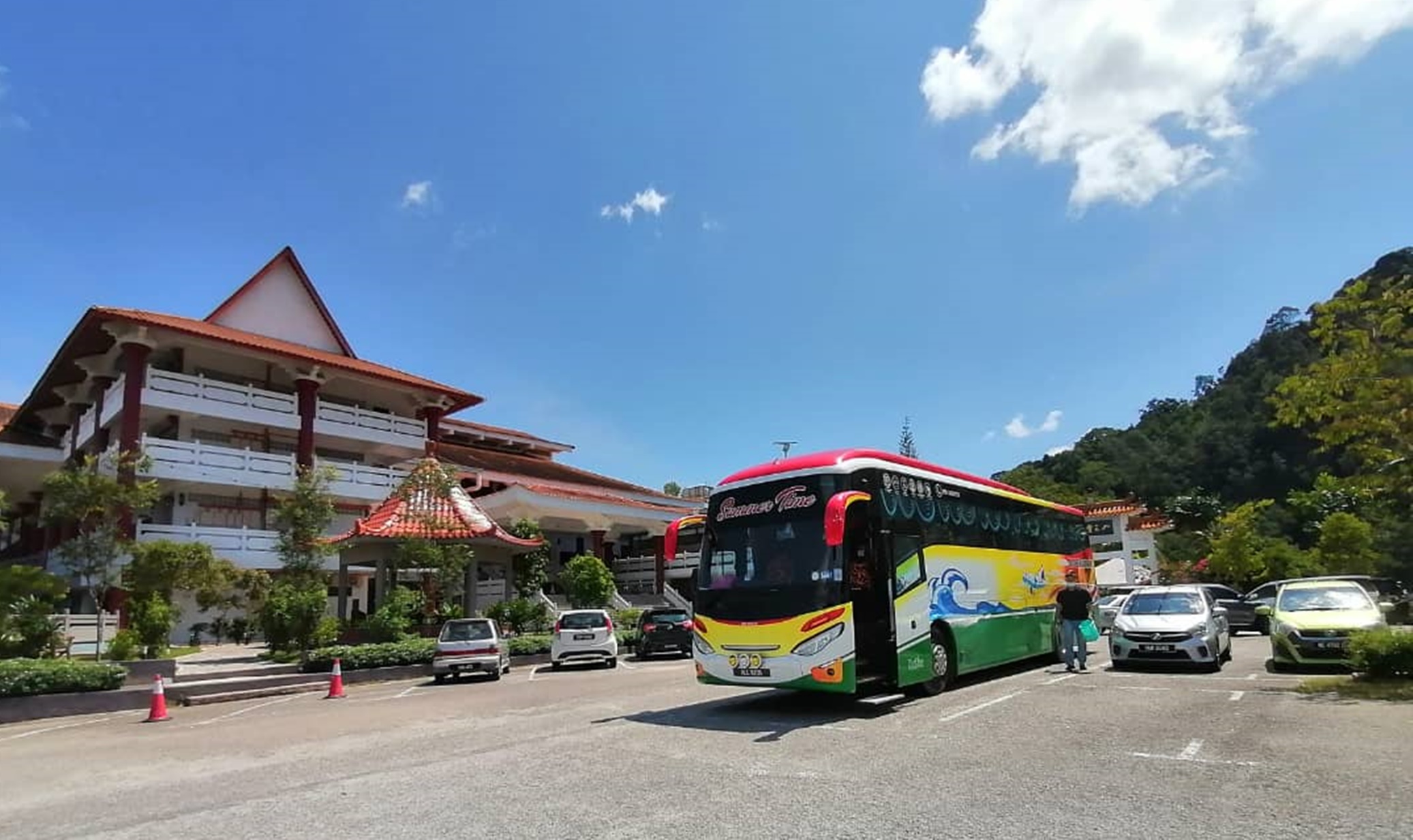 东封底:回历元旦连假带动观光活动,关丹、林明旅游景点人潮热闹。