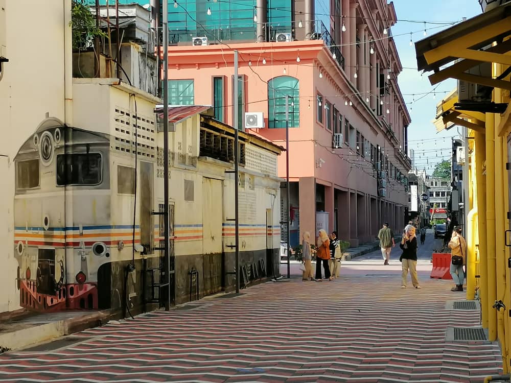 东封底:回历元旦连假带动观光活动,关丹、林明旅游景点人潮热闹。