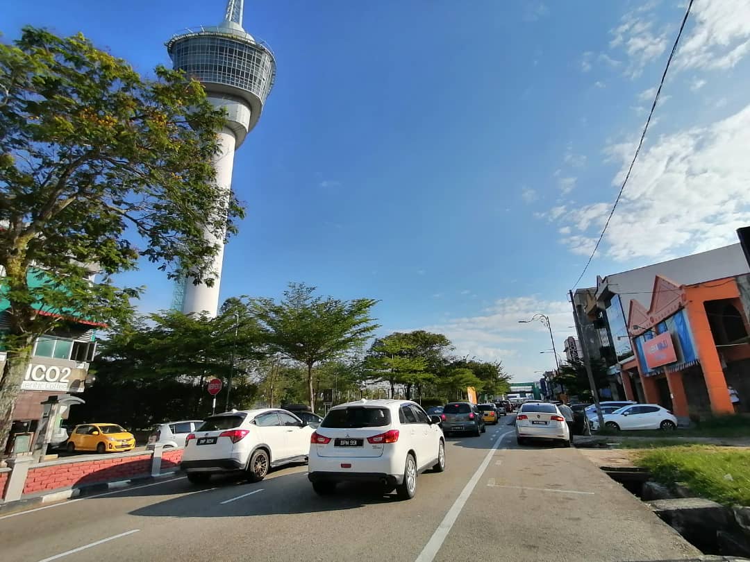 东封底:回历元旦连假带动观光活动,关丹、林明旅游景点人潮热闹。