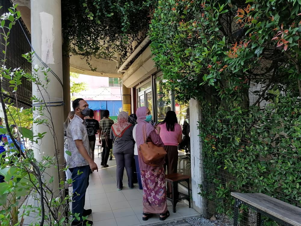 东封底:回历元旦连假带动观光活动,关丹、林明旅游景点人潮热闹。