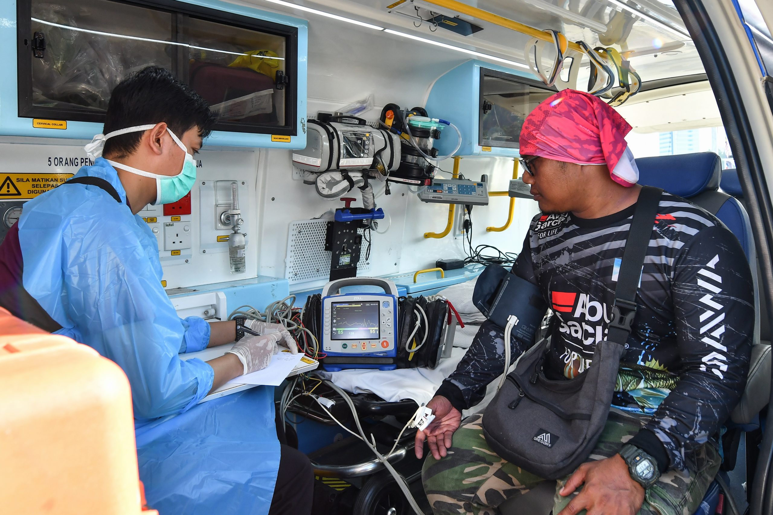 东:一艘载着10名钓鱼客及3名船员的渔船失联近一个星期后被寻获,船上13人安全无恙,只是多人身体虚弱。