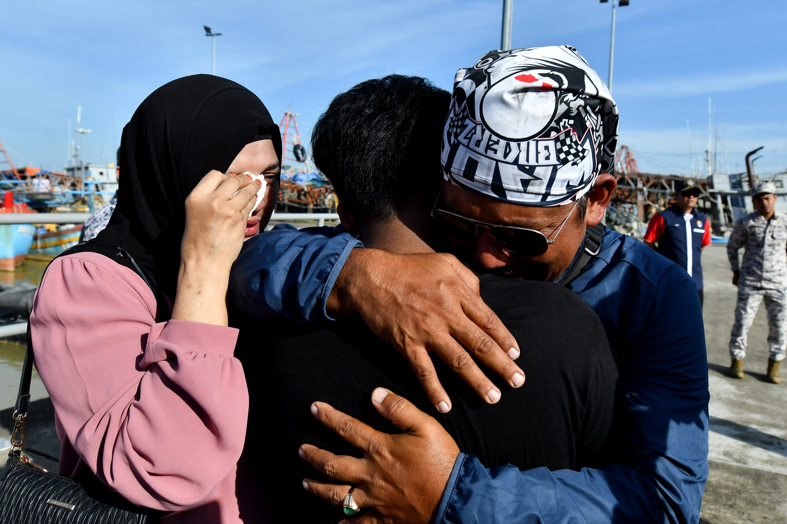 东:一艘载着10名钓鱼客及3名船员的渔船失联近一个星期后被寻获,船上13人安全无恙,只是多人身体虚弱。