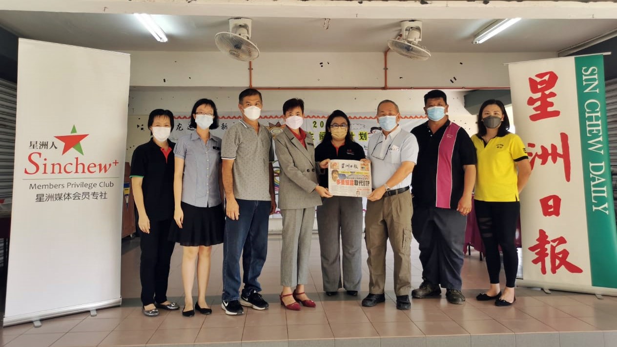 东：五里新村华小董事郭栐成以行动支持星洲日报学生阅报计划，慷慨赞助学校参与计划，让学生能够翻阅报纸吸收知识和资讯。