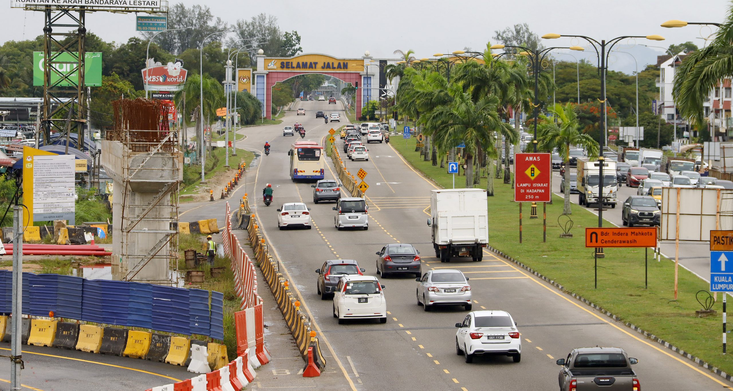 东：关丹丹那布爹Giant霸市前，U转处的交通灯因故障失灵，相关U转路口将关闭至8月4日