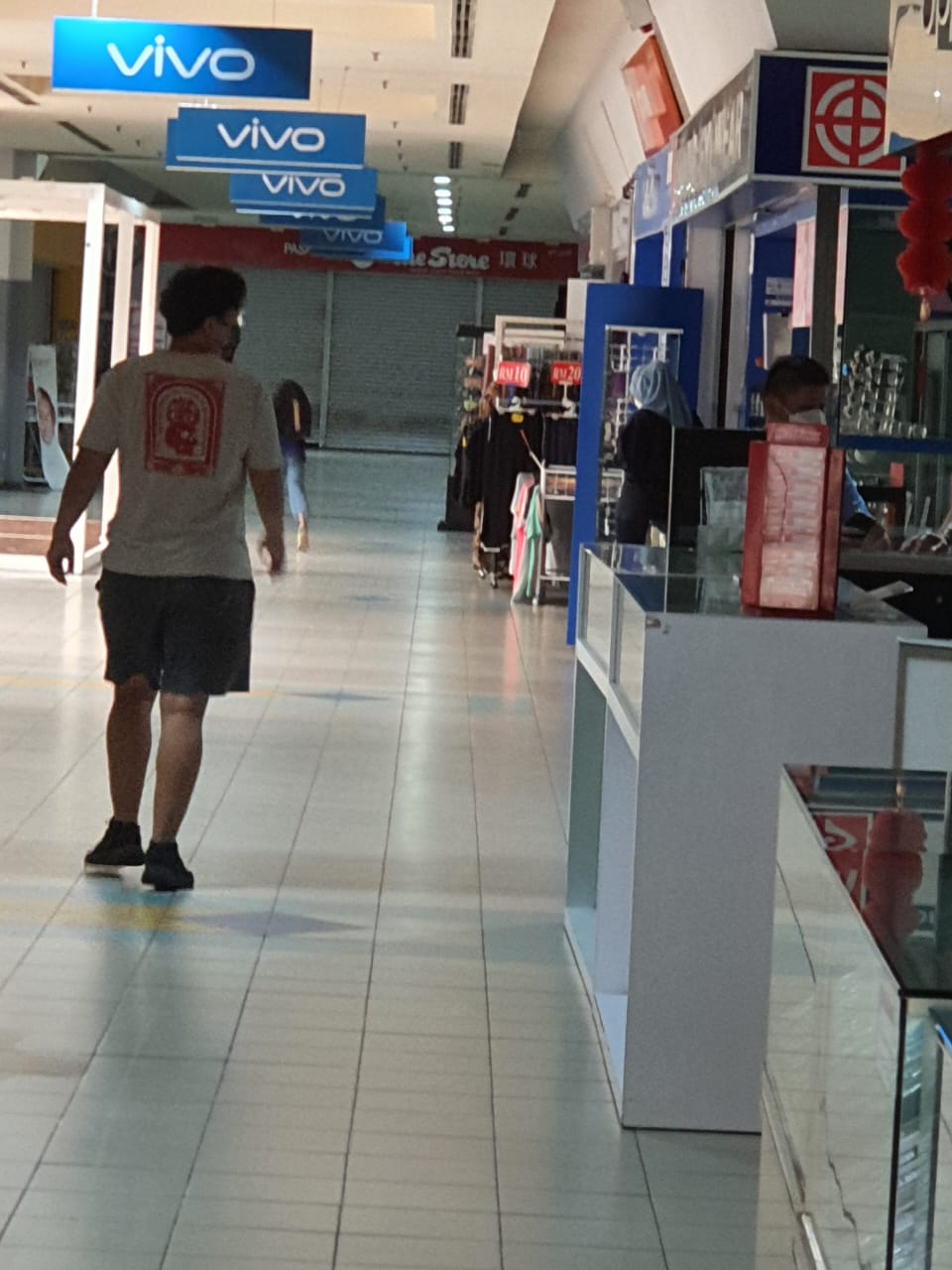 东：关丹市区停电，市民怨声载道。