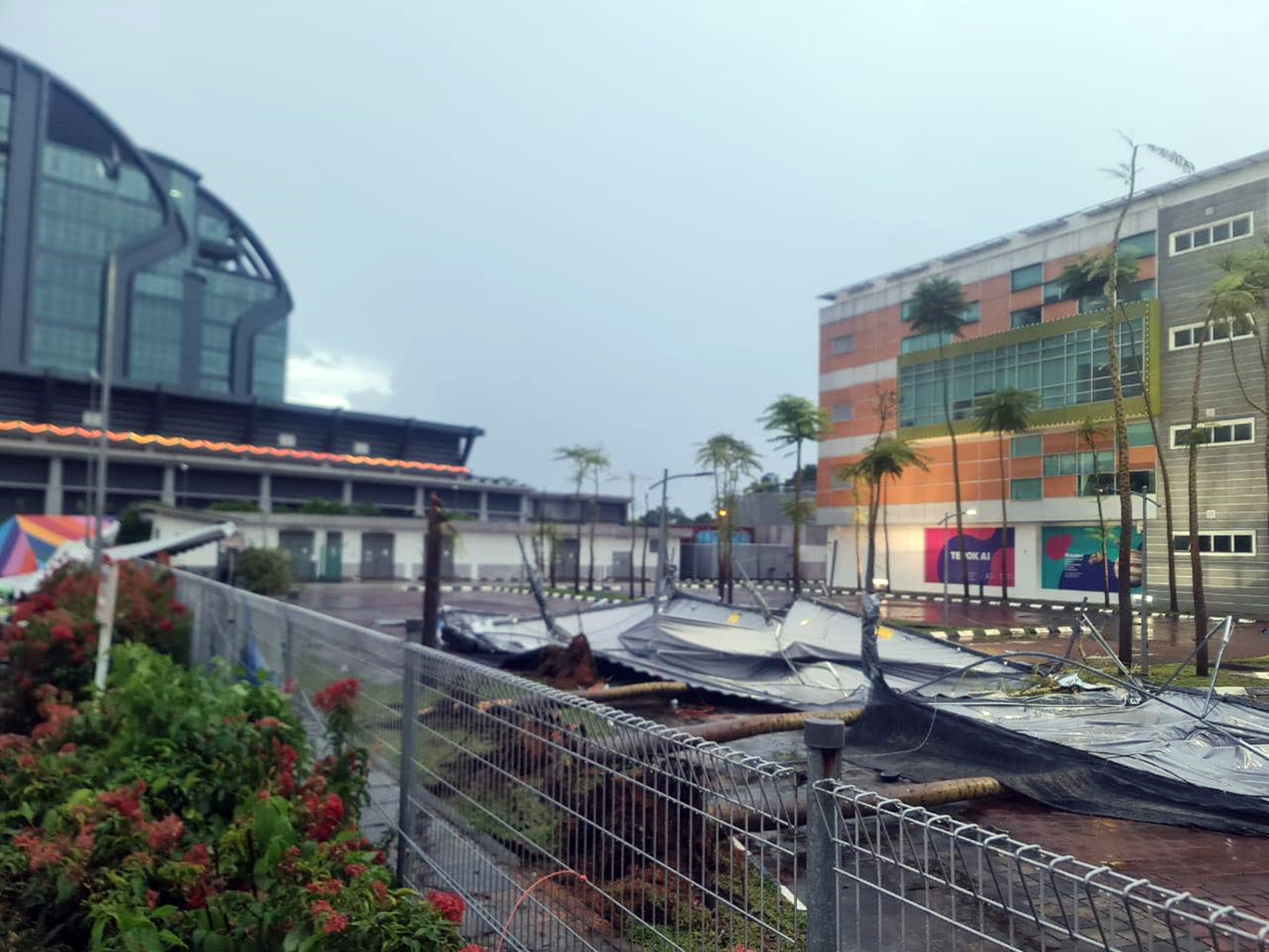 东：关丹市区暴风雨，关丹广场5小贩摊位损坏。