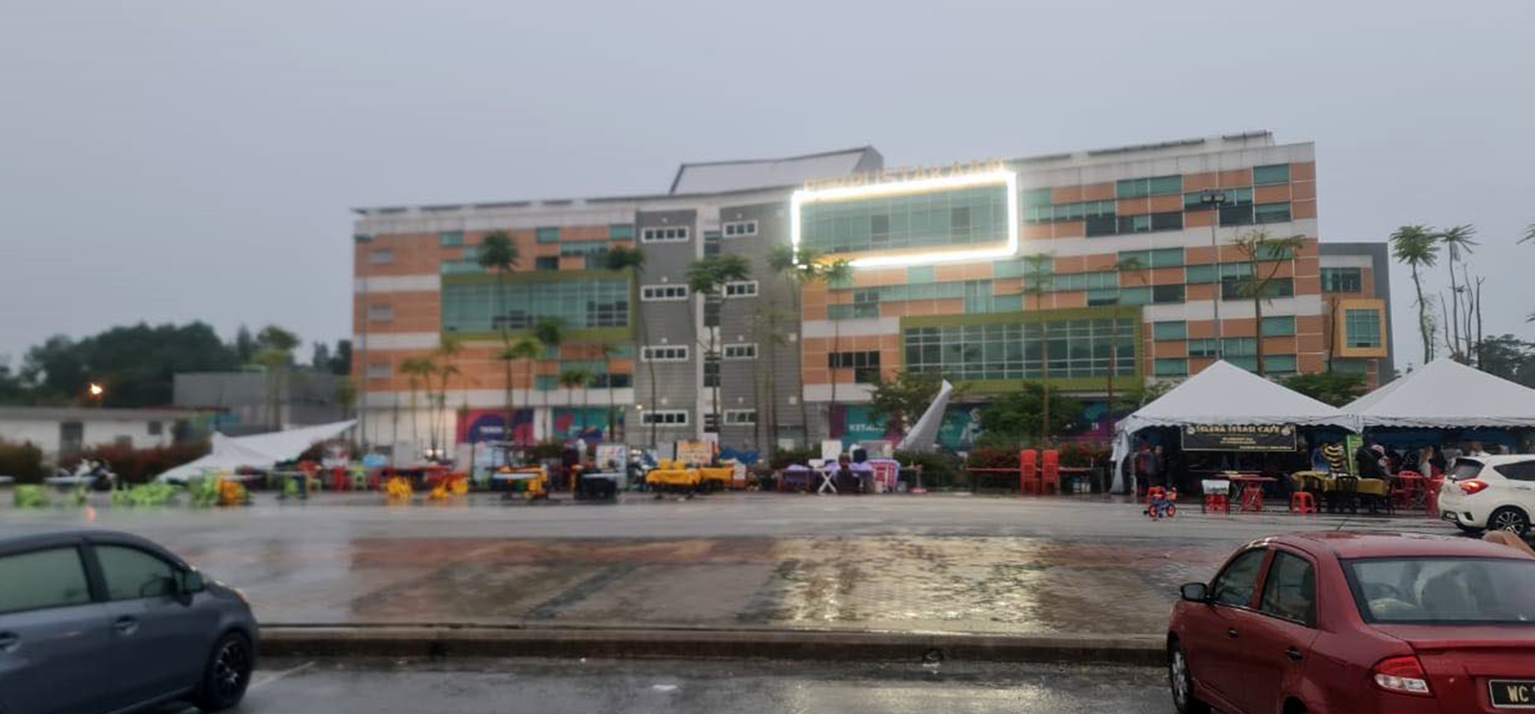 东：关丹市区暴风雨，关丹广场5小贩摊位损坏。