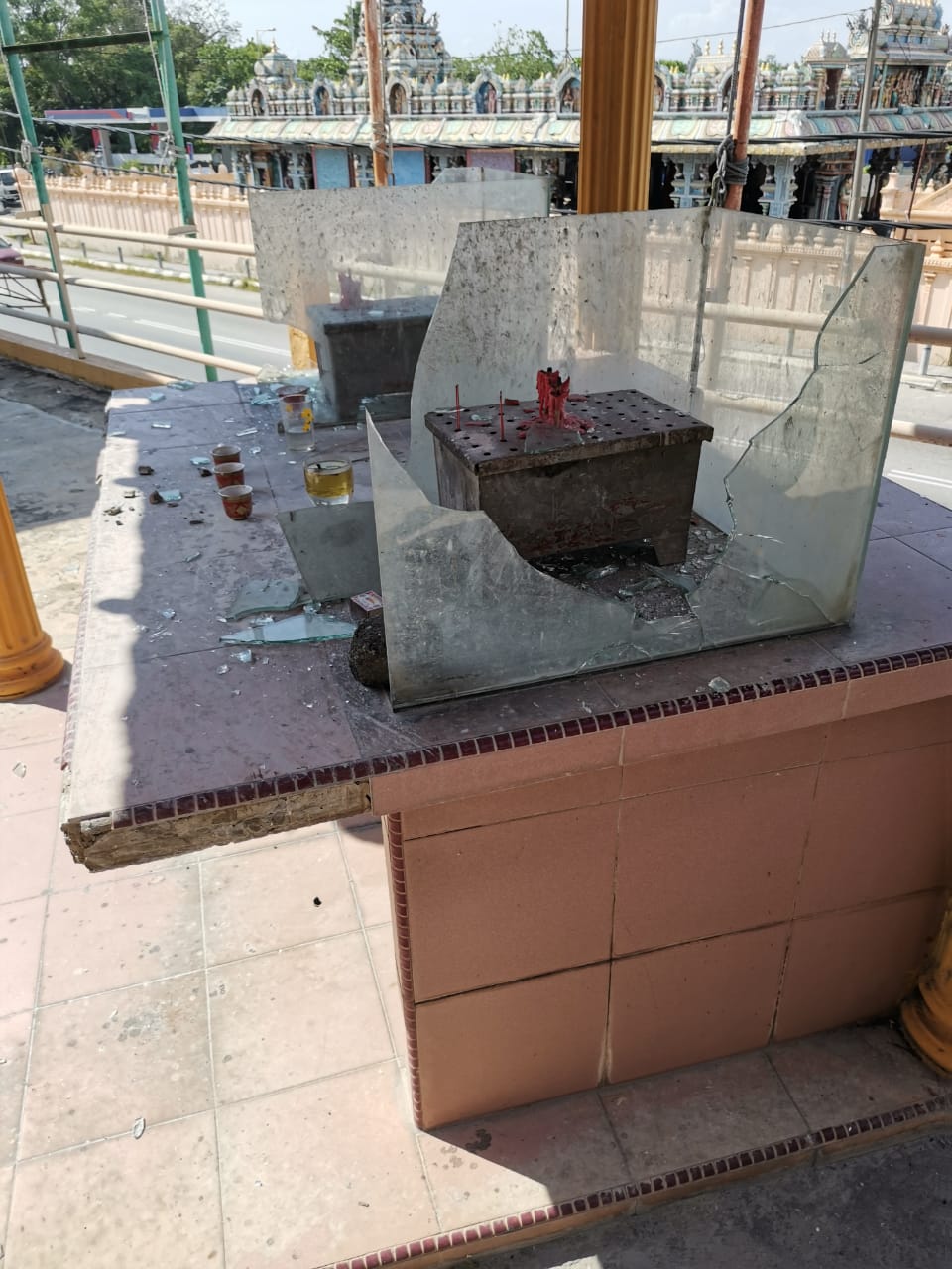 东:加叻天圣宫天神亭被破坏