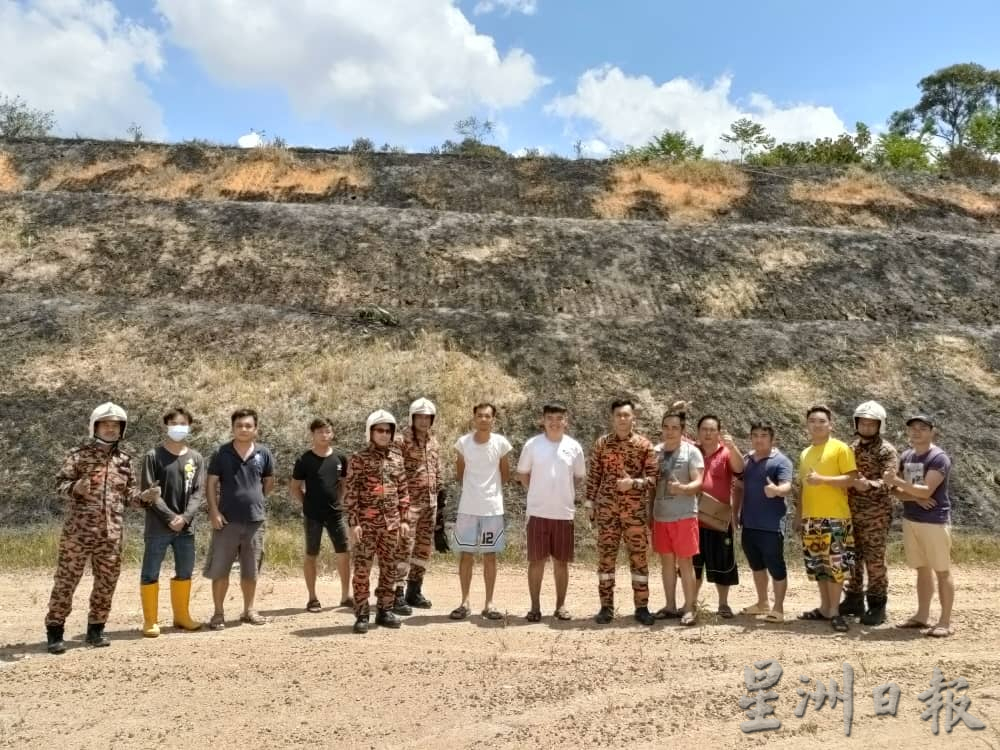 东:村民烧垃圾,火势迅速蔓延,险些波及榴梿园