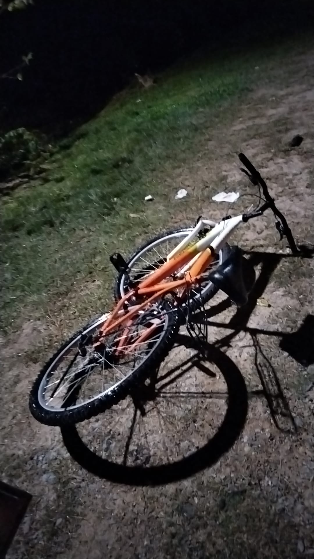 东：男童骑脚车撞及路边坑洞膝盖皮开肉绽